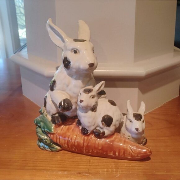 Large Vtg Majolica Pottery Easter Bunny Rabbits on a Carrot 9" x 9" - Picture 5 of 10